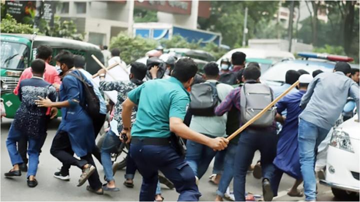 ই-অরেঞ্জ গ্রাহকদের মিছিলে লাঠিচার্জ, পুলিশ আটক করেছে ৩ জনকে